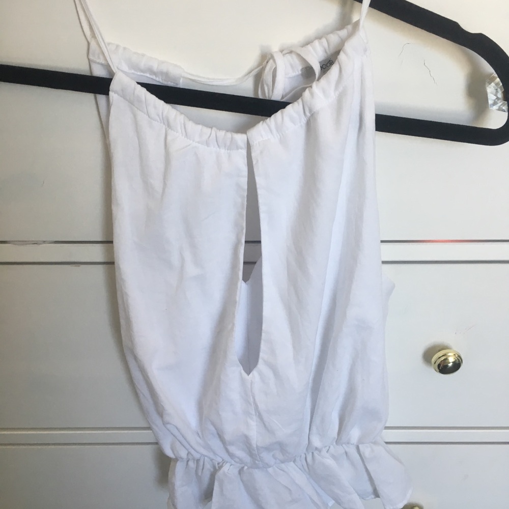 White keyhole top